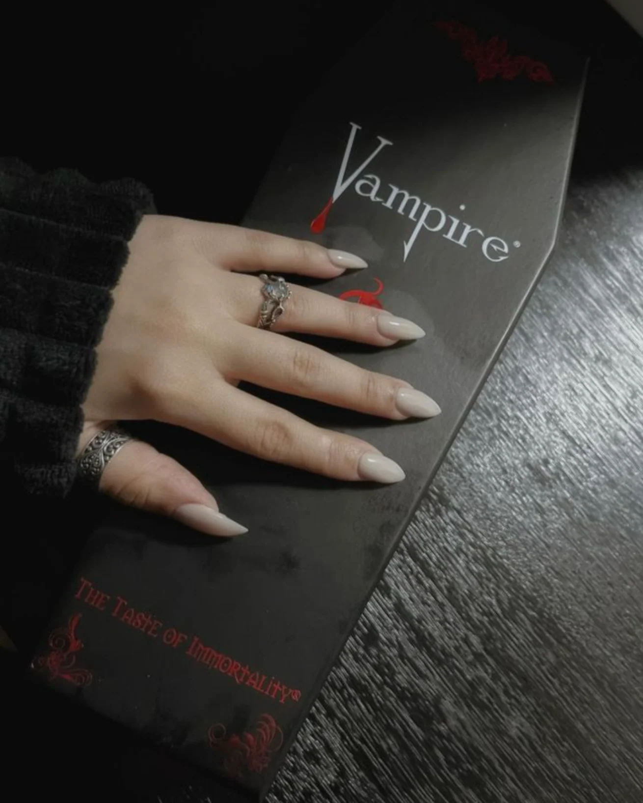 VAMPIRE® MERLOT WITH COFFIN & CAPE - Image 4